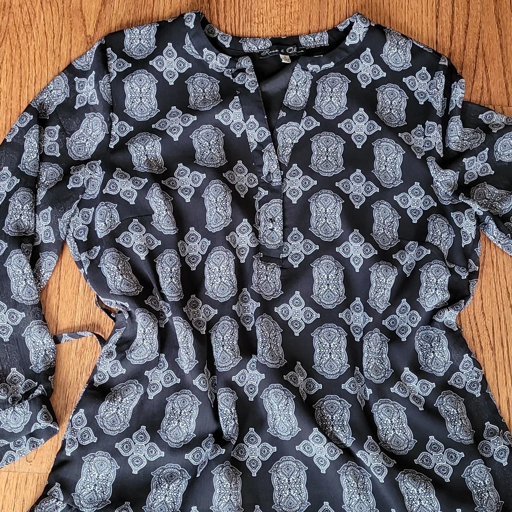 Rose and Olive Tiered Hemline Vee Neckline Graphic Print Dress - Size Medium - Picture 7 of 14